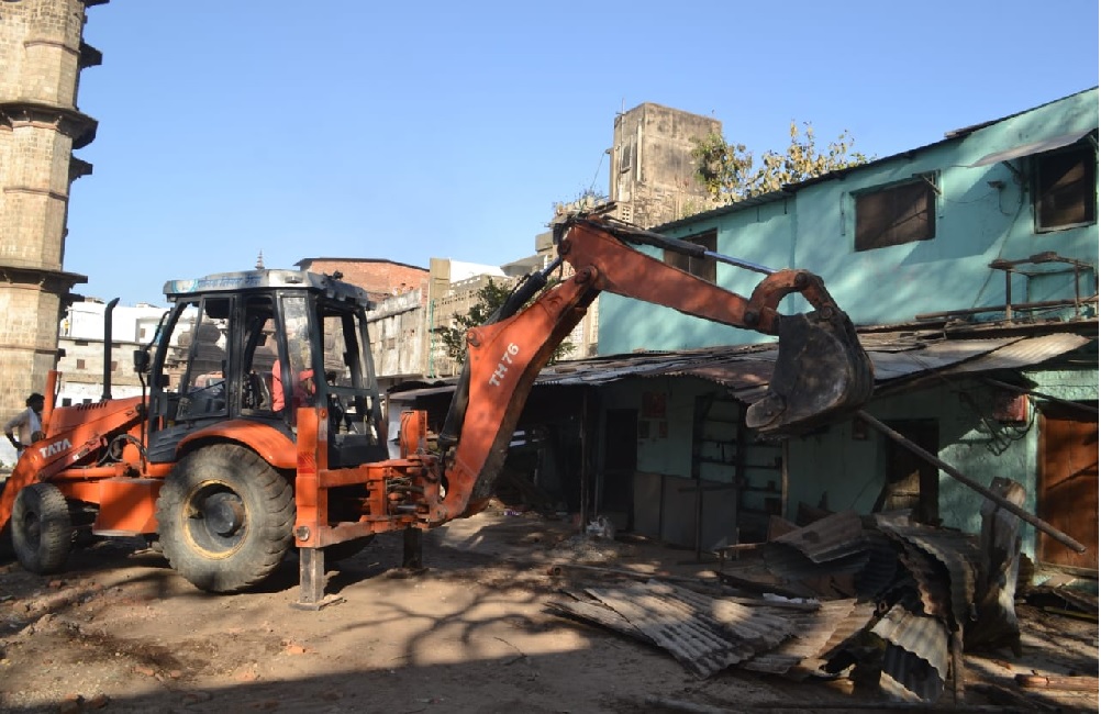 रीवाः बैजू धर्मशाला परिसर से प्रशासन ने हटाया अतिक्रमण, 70 वर्षो से था कब्जा, कैरोसिन लेकर छत पर चढ़ा परिवार रीवाः बैजू धर्मशाला परिसर से प्रशासन ने हटाया अतिक्रमण, 70 वर्षो से था कब्जा, कैरोसिन लेकर छत पर चढ़ा परिवार